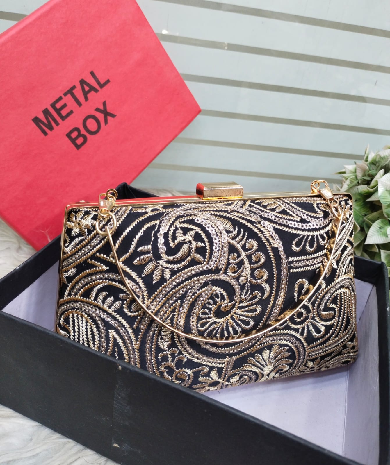 Fancy Hand Clutch for Women Stylish Metal Body
